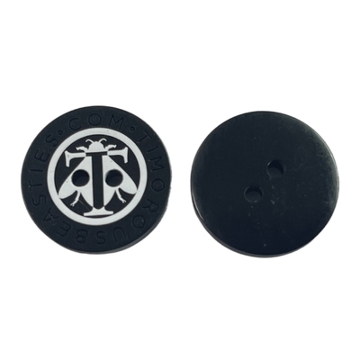 Les boutons imprimés en soie de résine en plastique ont gravé le trou de Logo Blouses Coat Button Four dans 32L pour l'habillement