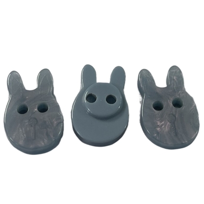 La chemise en plastique de forme de lapin boutonne 18mm avec le trou de l'effet 2 d'arc-en-ciel pour la couture de chemise