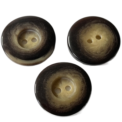 Bouton de klaxon irrégulier de Faux de moule du manteau des femmes avec la fente sur le trou deux central