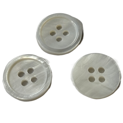 Le matériel naturel de trous de Pearl White 4 boutonne 24L pour l'ouvrage de couture de tricotage