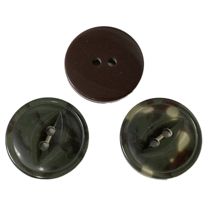 4 boutons en plastique de fantaisie de trou boutons d'oeil de poissons de 3 couches en service pour le chandail de manteau