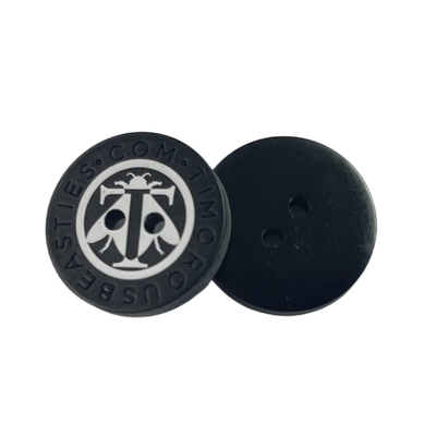 Les boutons imprimés en soie de résine en plastique ont gravé le trou de Logo Blouses Coat Button Four dans 32L pour l'habillement