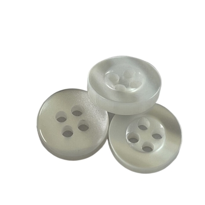 Boutons de chemise en plastique de couleur blanche avec l'utilisation de Rim Pearl Effect In 18L sur la chemise