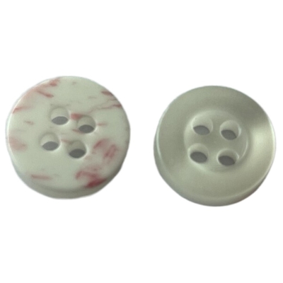 Fausse utilisation d'effet de perle de quatre trous sur les boutons en plastique de fantaisie de chemise avec le fond coloré