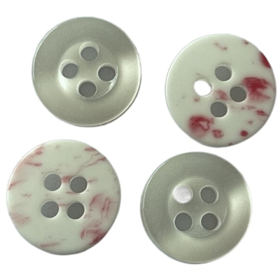 Fausse utilisation d'effet de perle de quatre trous sur les boutons en plastique de fantaisie de chemise avec le fond coloré