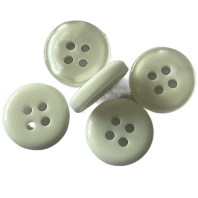 boutons de chemise 16L en plastique avec la craie d'effet de perle dégager le trou blanc de la couleur 4