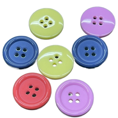 Marquez la résine à la craie en plastique boutonne 4 la couleur d'ODM du trou 28L pour des accessoires de vêtement