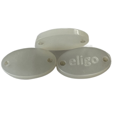 L'ellipse de conception d'insigne aiment les boutons en plastique outre de la couleur blanche avec Logo Sew On Type Custom