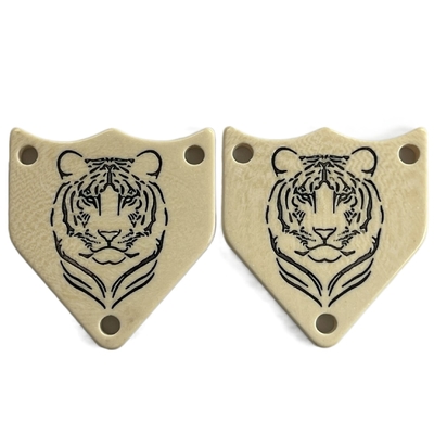 Les boutons en plastique du Pentagone 3 de fantaisie irrégulière de trou ont gravé Tiger Logo In