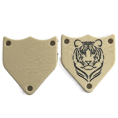 Les boutons en plastique du Pentagone 3 de fantaisie irrégulière de trou ont gravé Tiger Logo In