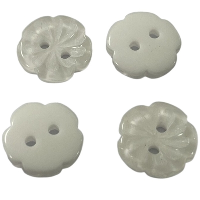 Les boutons en plastique de fleur d'effet de perle avec la craie dégagent la couleur blanche dans 16L pour la couture