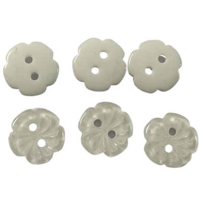 Les boutons en plastique de fleur d'effet de perle avec la craie dégagent la couleur blanche dans 16L pour la couture