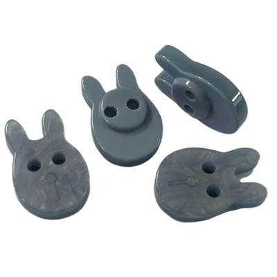 La chemise en plastique de forme de lapin boutonne 18mm avec le trou de l'effet 2 d'arc-en-ciel pour la couture de chemise