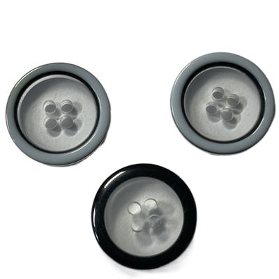 Trois boutons de chemise en plastique de couches Rim With Transparent Desgin In bleu 26L central pour la couture