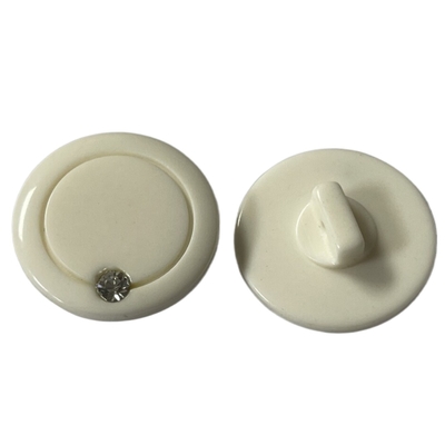 Boutons de jambe décoratifs de résine en plastique Ring Design With Fake Diamond sur le visage 30L