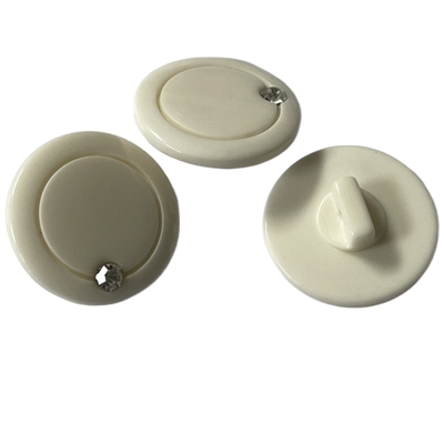 Boutons de jambe décoratifs de résine en plastique Ring Design With Fake Diamond sur le visage 30L