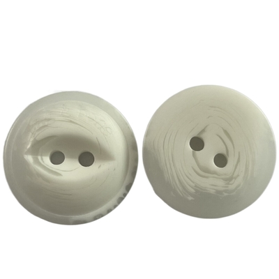 Boutons de manteau en plastique de conception d'oeil de poissons outre du trou blanc de la couleur deux dans 27L pour le manteau de couture