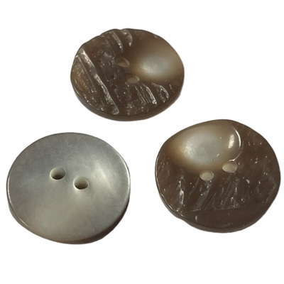 Pleins boutons de chemise brillants de BALAI avec le trou deux dans la conception irrégulière de visage de 18mm
