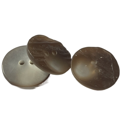Pleins boutons de chemise brillants de BALAI avec le trou deux dans la conception irrégulière de visage de 18mm