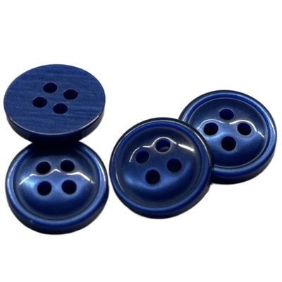 Les boutons d'imitation de fantaisie de perle dans 12mm 4 trous emploient sur la chemise des hommes