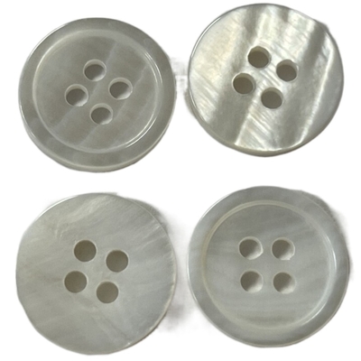 Le matériel naturel de trous de Pearl White 4 boutonne 24L pour l'ouvrage de couture de tricotage