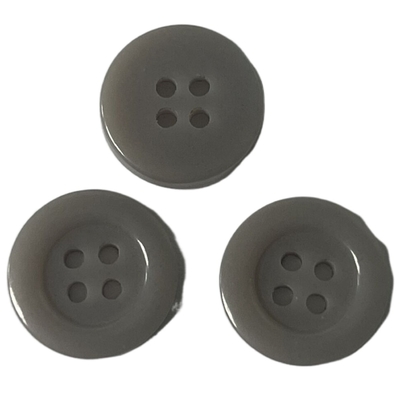 Utilisation de Grey Color Urea Buttons 15mm sur des vêtements de pompier cousant la chemise
