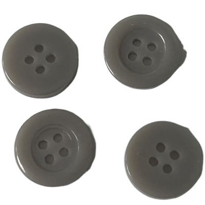 Utilisation de Grey Color Urea Buttons 15mm sur des vêtements de pompier cousant la chemise