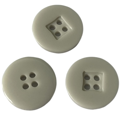 Lumière carrée Grey For Sewing du centre 28L de boutons de résine en plastique de chemise