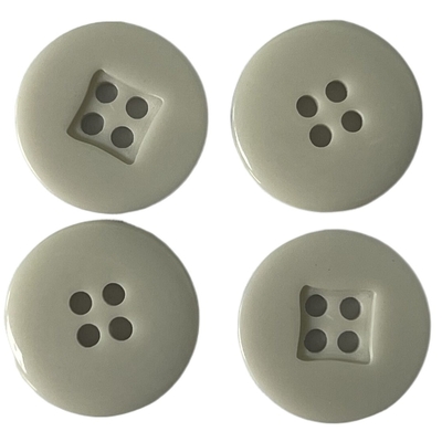 Lumière carrée Grey For Sewing du centre 28L de boutons de résine en plastique de chemise