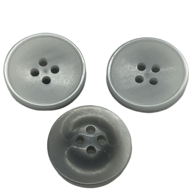Les boutons en plastique 4-Holes de couleur d'ODM de fantaisie argentée de résine dans 26L emploient pour la chemise de manteau